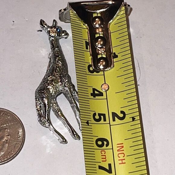 Giraffe silver tone brooch  - Picture 7 of 7